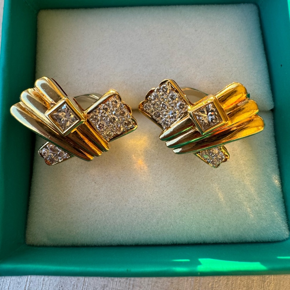 Solid Gold 18 Karat ( 750) and real diamonds earrings